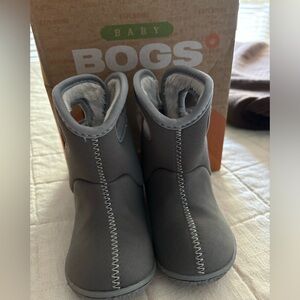 Baby Bogs light grey insulated waterproof boots size 4 *New in box*